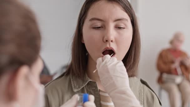 Primer Plano Joven Mujer Caucásica Establecimiento Médico Abriendo Boca Para — Vídeos de Stock