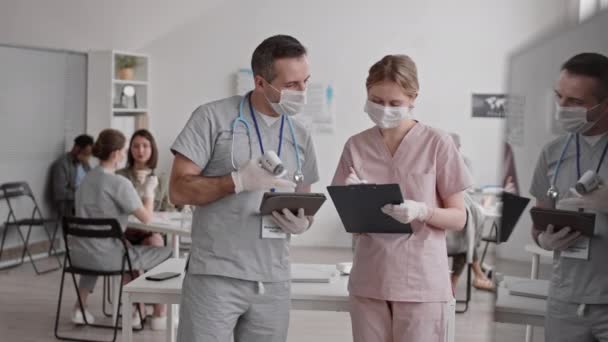 Média Longa Homens Mulheres Médicos Caucasianos Vestindo Esfregaços Luvas Médicas — Vídeo de Stock