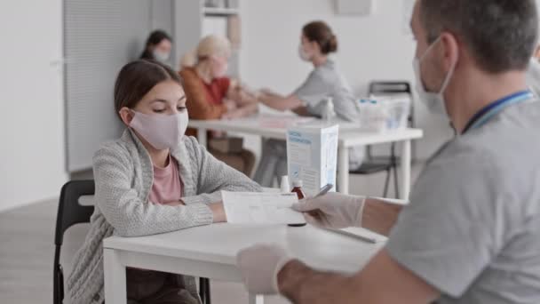 Pov Médio Longo Menina Caucasiana Idade Escolar Sentada Mesa Consulta — Vídeo de Stock