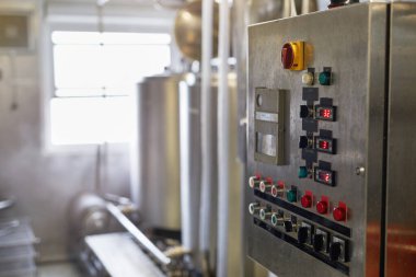 Prodüksiyon tesisinde düğmeleri ve ekranları olan kontrol panelinin arkaplan resmi, boşluğu kopyala