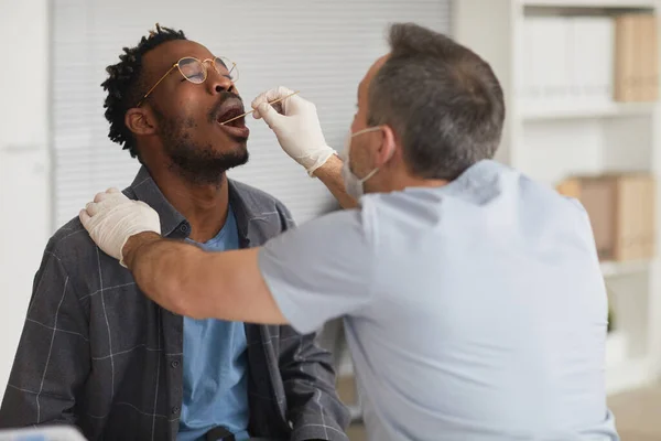 Portrait Jeune Afro Américain Passant Test Cohabitation Dans Centre Vaccination — Photo