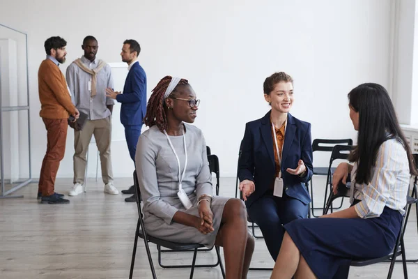 Grupo Multiétnico Mujeres Jóvenes Discutiendo Trabajo Mientras Están Sentadas Círculo — Foto de Stock