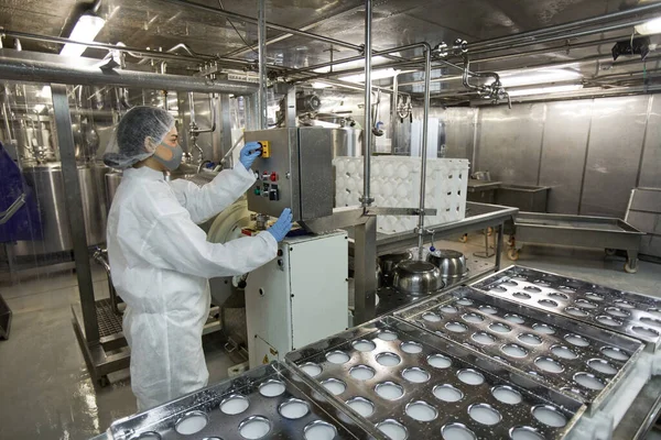 清潔な食品製造工場での産業用コンベアベルトの背景画像認識できない女性労働者のオペレーティングマシンユニット コピースペース — ストック写真