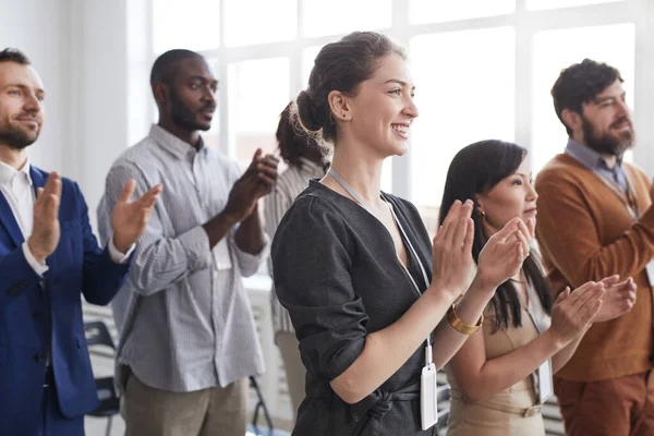 Seitenansicht Einer Multiethnischen Gruppe Von Geschäftsleuten Die Stehen Applaudieren Und — Stockfoto