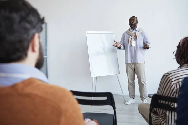 Retrato Gran Angular Del Entrenador Negocios Afroamericano Hablando Con Público — Foto de Stock