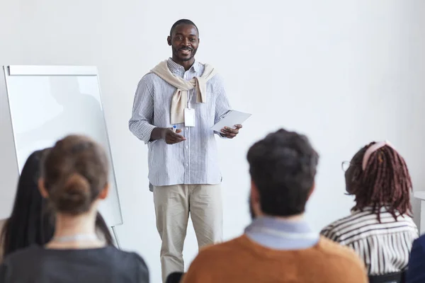 Retrato Del Sonriente Entrenador Negocios Afroamericano Hablando Con Público Conferencia — Foto de Stock