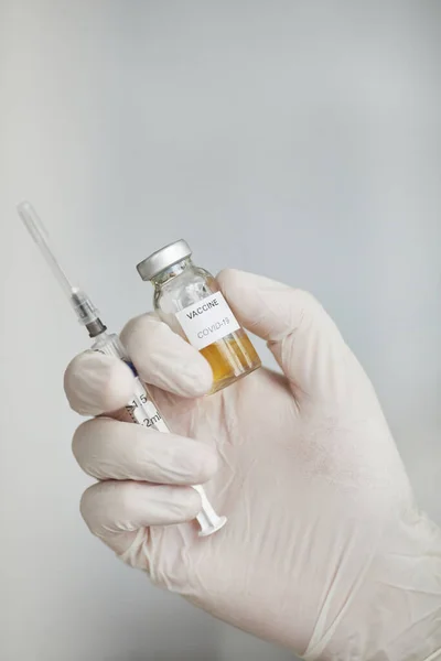 Primer Plano Vertical Los Médicos Que Sostienen Vacuna Jeringa Covid —  Fotos de Stock