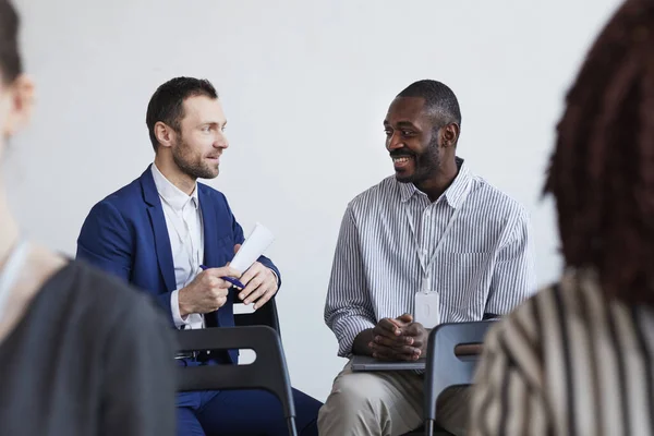 Retrato Dos Hombres Negocios Sonrientes Hablando Mientras Están Sentados Sillas — Foto de Stock