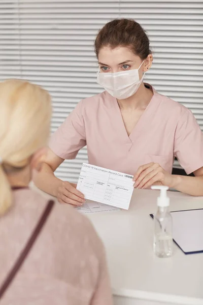 Verticaal Portret Van Jonge Vrouwelijke Verpleegster Met Masker Terwijl Patiënten — Stockfoto