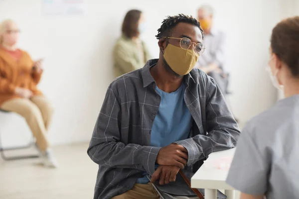 Portret Van Een Jonge Afro Amerikaanse Man Met Masker Terwijl — Stockfoto