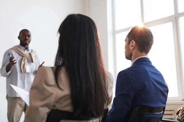 Vista Posterior Dos Personas Escuchando Entrenador Negocios Mientras Sienta Sillas — Foto de Stock