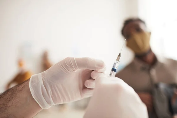 Gros Plan Médecin Masculin Méconnaissable Tenant Une Seringue Lors Vaccination — Photo