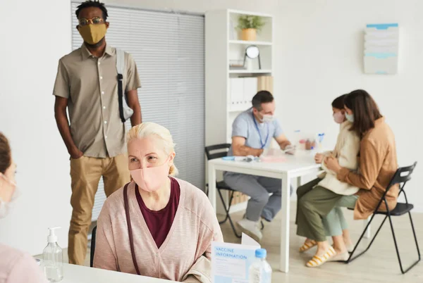 Breed Hoekportret Van Een Oudere Vrouw Met Wit Haar Die — Stockfoto