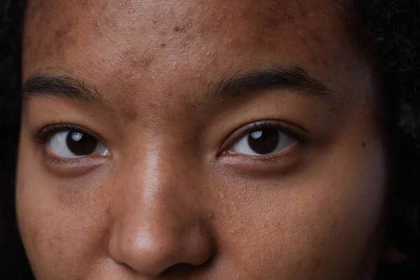 Extremo Retrato Cerca Mujer Afroamericana Real Mirando Cámara Con Enfoque — Foto de Stock