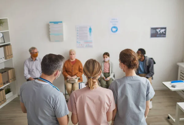 Volver Ver Retrato Del Grupo Médicos Que Miran Los Pacientes — Foto de Stock