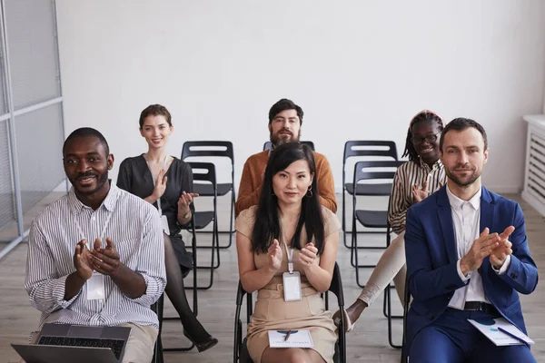 Vista Alto Ángulo Grupo Multiétnico Personas Mirando Cámara Aplaudiendo Mientras — Foto de Stock