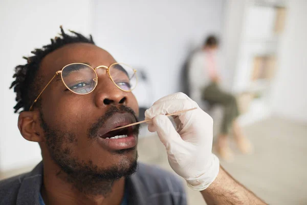 Primer Plano Joven Afroamericano Que Somete Una Prueba Covidio Centro — Foto de Stock