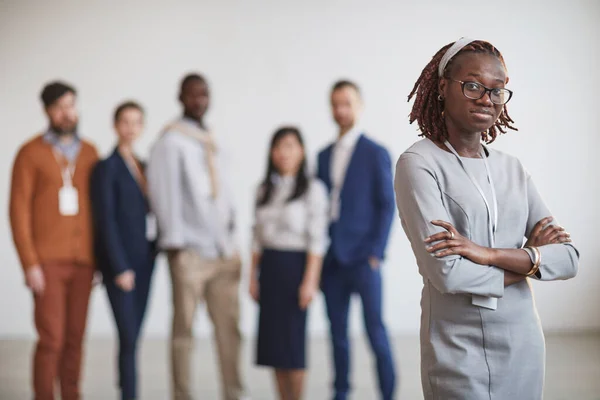 Cintura Retrato Empresária Bem Sucedida Afro Americana Com Braços Cruzados — Fotografia de Stock