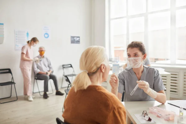 Breed Gezichtsveld Bij Jonge Vrouwelijke Arts Die Hevige Tests Kliniek — Stockfoto