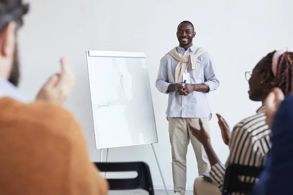 Retrato Completo Del Entrenador Negocios Afroamericano Hablando Con Público Conferencia — Foto de Stock