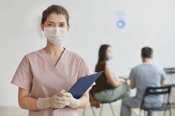 Taille Omhoog Portret Van Jonge Vrouwelijke Verpleegster Dragen Masker Houden — Stockfoto