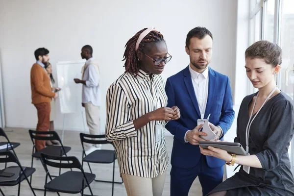 Retrato Cintura Hacia Arriba Grupo Multiétnico Jóvenes Discutiendo Trabajo Mientras — Foto de Stock