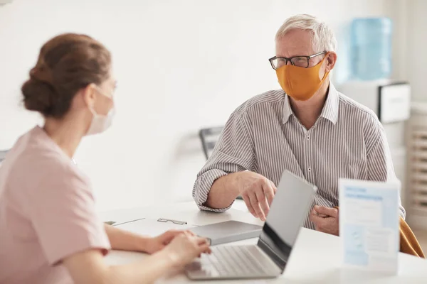 Portret Van Een Oudere Man Die Maskers Draagt Tijdens Een — Stockfoto