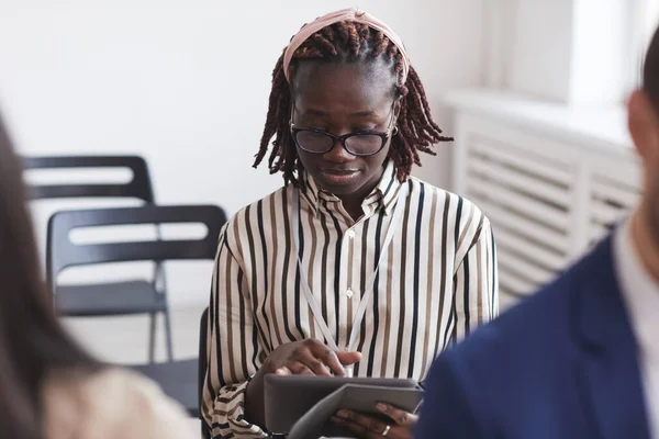 Retrato Una Joven Afroamericana Tomando Notas Una Tableta Digital Mientras — Foto de Stock