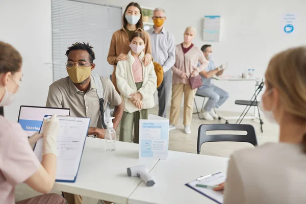 Diverse Groepen Mensen Wachten Rij Zich Schrijven Voor Covid Vaccine — Stockfoto