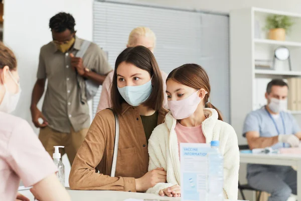 Portret Van Moeder Dochter Met Maskers Terwijl Zich Registreerden Voor — Stockfoto