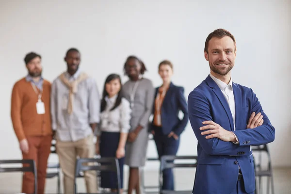 Retrato Cintura Hacia Arriba Del Exitoso Hombre Negocios Pie Con — Foto de Stock