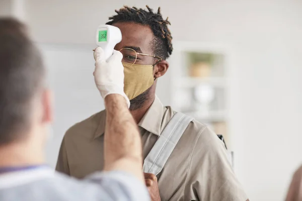 Prise Vue Médecin Méconnaissable Vérifiant Température Jeune Afro Américain Portant — Photo