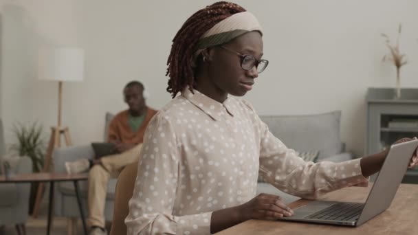Средний Снимок Молодой Привлекательной Африканской Женщины Повседневной Одежде Сидящей Столом — стоковое видео