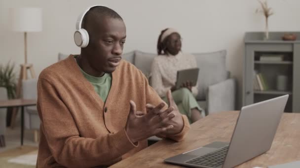Aussperrung Eines Jungen Afrikaners Freizeitkleidung Und Kopfhörern Der Schreibtisch Laptop — Stockvideo