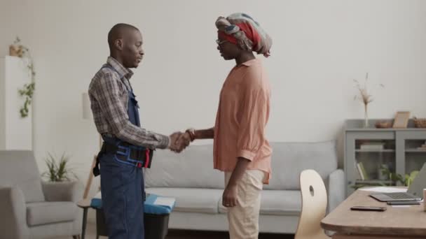 Låsning Ung Afrikansk Kvinna Stående Vardagsrummet Hälsning Afroamerikansk Hantverkare Klädd — Stockvideo