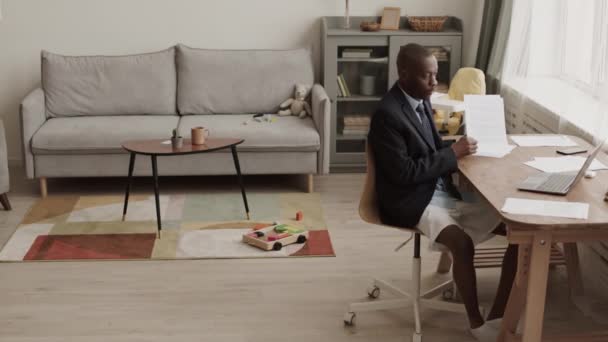 넥타이 속옷을 아프리카 미국인 사업가의 거실에 책상에 비디오 연결을 동료와 — 비디오