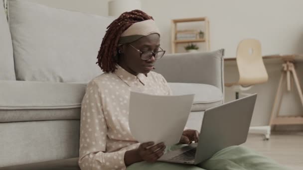 Tiro Médio Jovem Afro Americana Com Papéis Mãos Laptop Joelhos — Vídeo de Stock