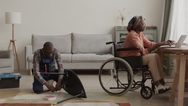 Szerokie Ujęcie Niepełnosprawnej Afrykanki Siedzącej Wózku Inwalidzkim Pracującej Laptopie Podczas — Wideo stockowe