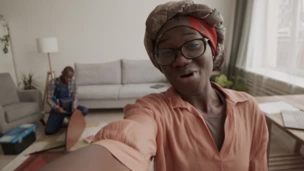 Jonge Afrikaanse Vrouw Staan Woonkamer Met Camera Handen Schieten Zichzelf — Stockvideo