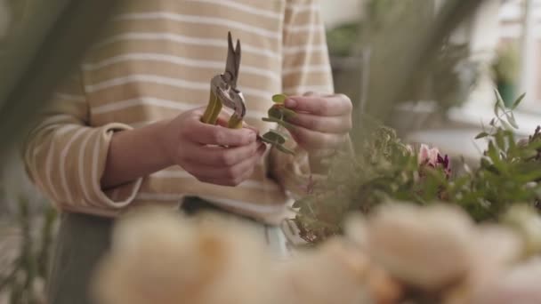 Oigenkännlig Beskärd Florist Bär Randig Långärmad Skjorta Trimma Greener Med — Stockvideo