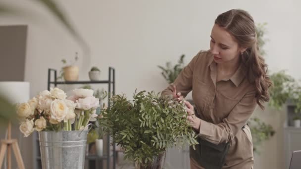 Medium Lång Ung Vit Kvinna Bär Ljusbrun Klänning Står Bakom — Stockvideo