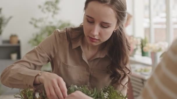 Uzun Saçlı Beyaz Bir Kadının Çiçekleri Yeşillikleri Satılığa Çıkardığı Orta — Stok video