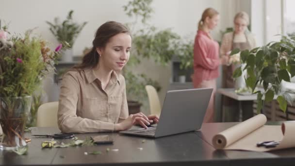 가게에서 노트북 컴퓨터를 사용하며 여성의 — 비디오