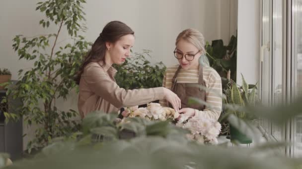 Plan Rapproché Moyen Deux Collègues Caucasiennes Debout Dans Magasin Plantes — Video