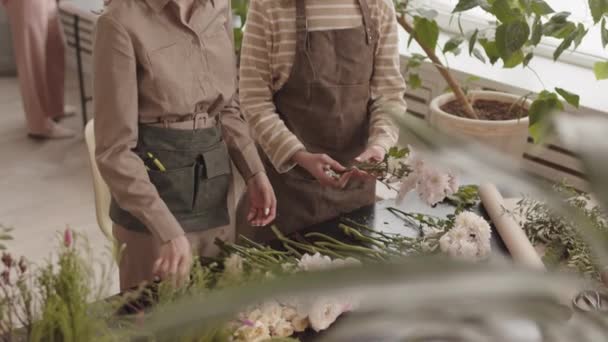 Hög Vinkel Lutning Upp Två Unga Kvinnliga Kaukasiska Blomsteraffär Arbetare — Stockvideo