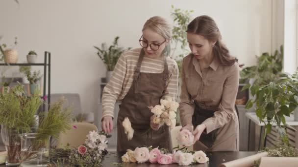 Mediana Largo Dos Jóvenes Trabajadoras Caucásicas Planta Pie Junto Mesa — Vídeos de Stock