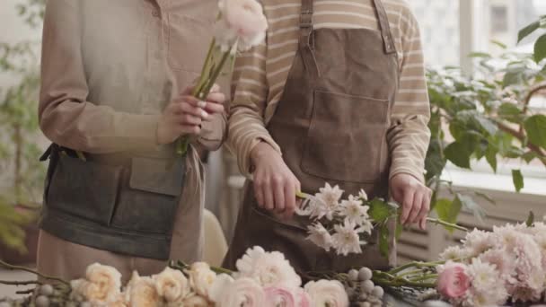 Dois Trabalhadores Loja Flores Irreconhecíveis Cultivados Loja Aparando Rosas Frescas — Vídeo de Stock