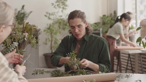 Taille Eines Jungen Kaukasischen Blumenhändlers Der Blumenladen Schreibtisch Sitzt Und — Stockvideo