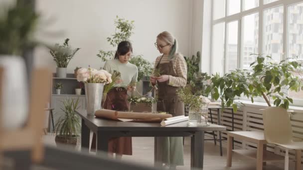 Wide Shot Blonde Caucasian Young Asian Women Standing Table Plant — Stock Video