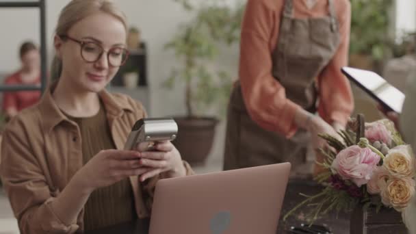 Medium Närbild Ung Blond Hårig Kaukasisk Kvinna Som Arbetar Vid — Stockvideo